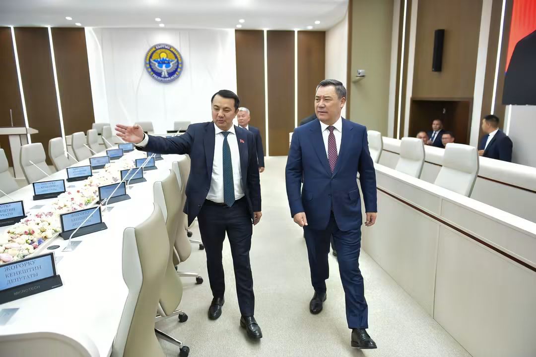 Президент Садыр Жапаров санариптик музейдин ачылышына катышып, Жогорку Кеңештин жаңыланган жыйын залдарын көрүп чыкты